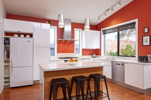 Basic House | Private kitchen | Fridge, oven, stovetop, dishwasher - BOUTIQUE STAYS - Mordi Beach House (Mordialloc)