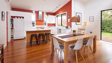 Basic House | In-room dining