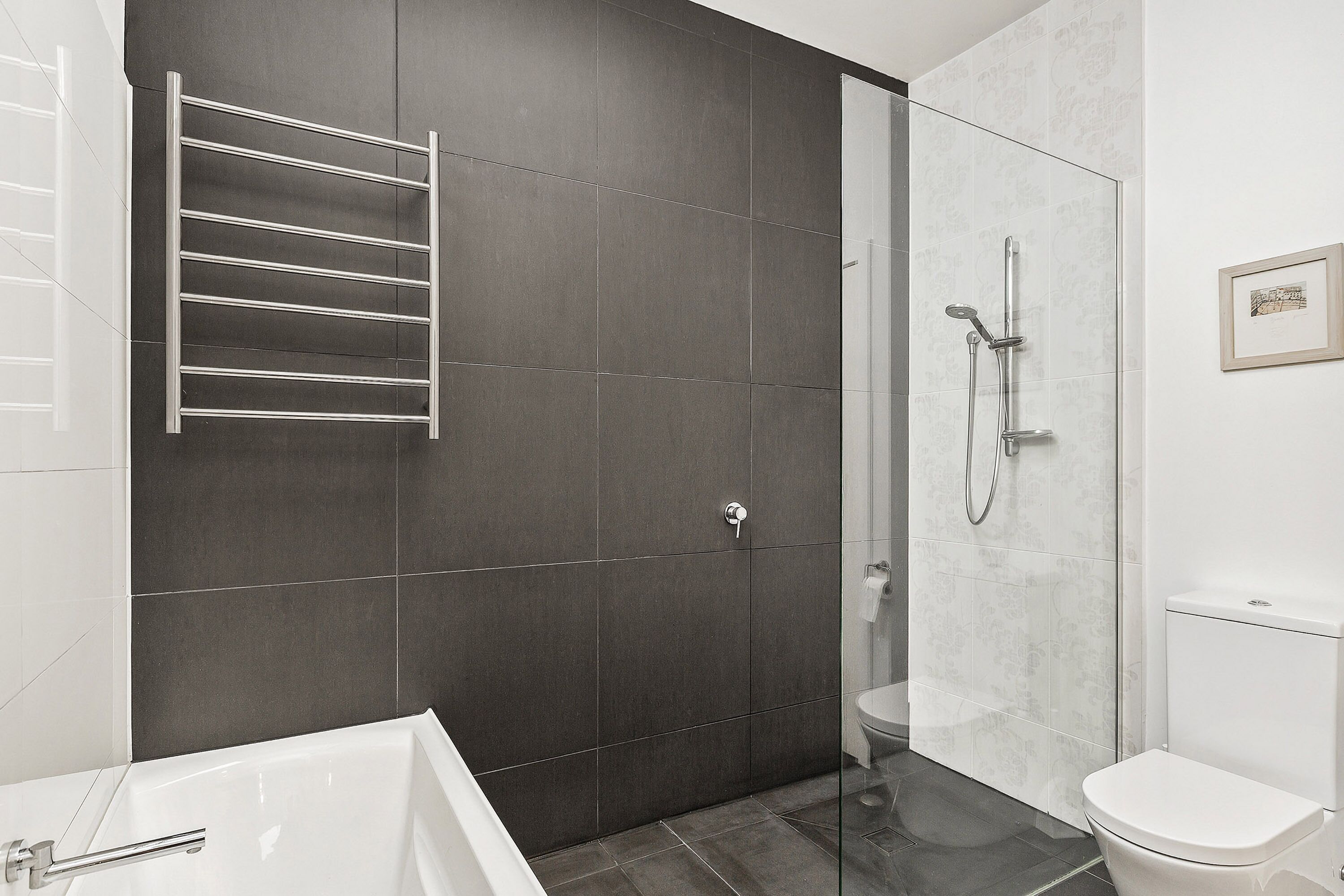 Basic House | Bathroom | Separate bathtub and shower, free toiletries, hair dryer, towels