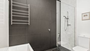 Basic House | Bathroom | Separate bathtub and shower, free toiletries, hair dryer, towels