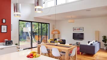 Basic House | In-room dining