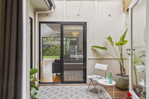 Basic House | Courtyard view - BOUTIQUE STAYS - Mordi Beach House (Mordialloc)