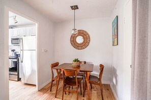 Dining - Tranquil 2BR downtown condo, Parking, King bed (Seattle)