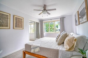 2 bedrooms, iron/ironing board, travel cot, WiFi - Tranquil 2BR downtown condo, Parking, King bed (Seattle)