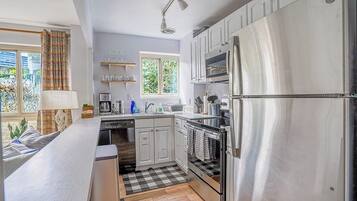 Een koelkast, een magnetron, een kookplaat, een vaatwasser