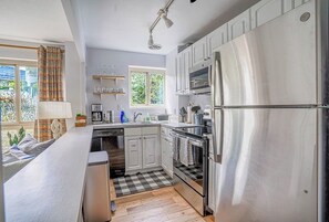 Réfrigérateur, micro-ondes, plaque de cuisson, lave-vaisselle