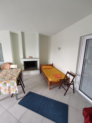 4 bedrooms, bed sheets