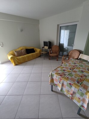 Living area - Όμορφος χώρος με τζάκι,  κοντά στην θάλασσα (Άργος)