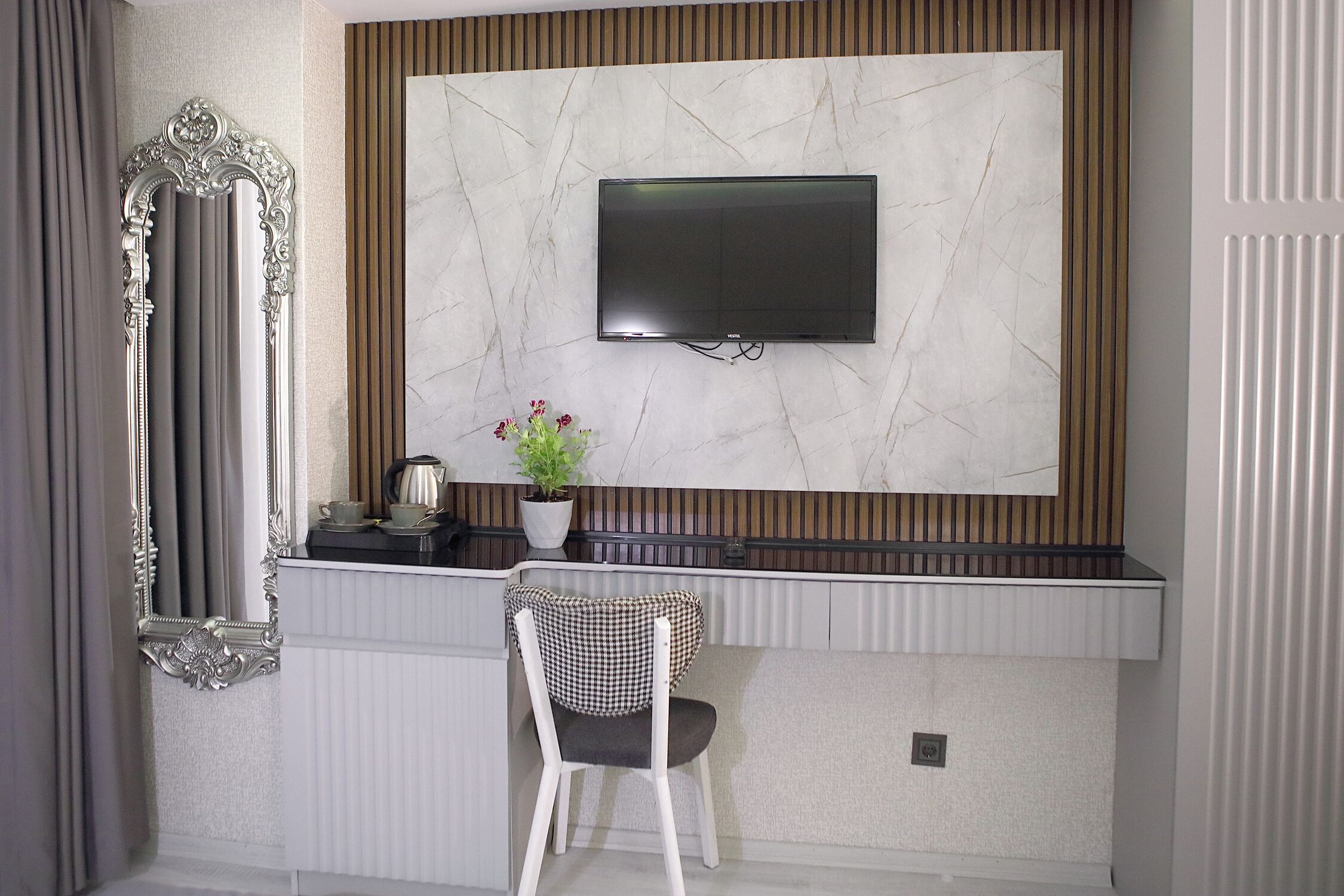 Standard-Dreibettzimmer, 3 Einzelbetten, Balkon | Wohnbereich | 51-cm-LCD-Fernseher mit Satellitenempfang, Fernseher