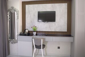 Habitación triple estándar, 3 camas individuales, balcón | Área de sala de estar | Televisión LCD de 51 cm con canales vía satélite y televisión 