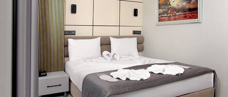 Habitación estándar doble, 1 cama de matrimonio grande, no fumadores, vistas a la ciudad | Ropa de cama de alta calidad, minibar, caja fuerte y escritorio