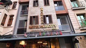 A hotel with a stone facade, multiple windows, and a sign reading "HOTEL OLD CITY SPA". - Amara Old City Hotel & Spa (Istanbul)