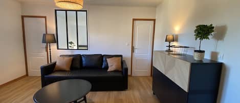 Flat-screen TV, fireplace