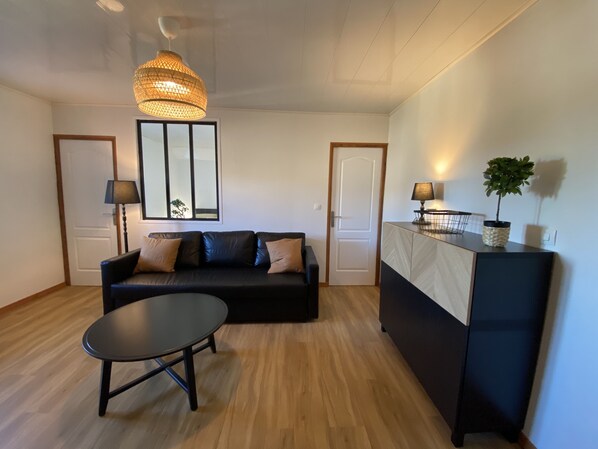 Flat-screen TV, fireplace