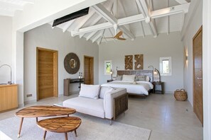 5 bedrooms, iron/ironing board, WiFi, bed sheets