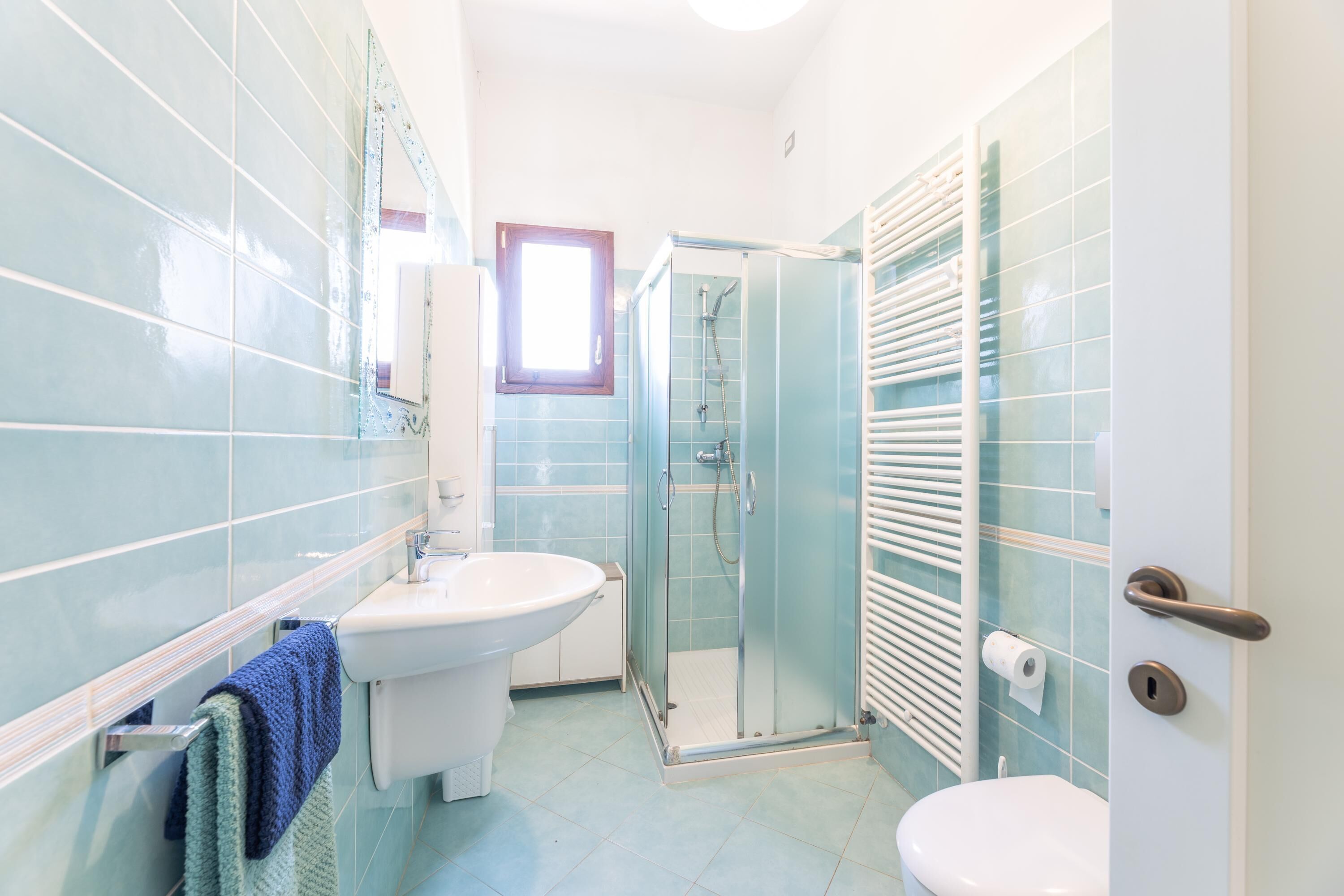 Dusch, hårtork, bidé och handdukar