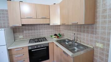 Frigorífico, horno, placa de cocina y utensilios de cocina