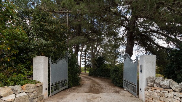 A gated entrance with stone walls and a metal gate. - Holiday Home 'Trulli da Rosy' with Private Garden & Terrace (Martina Franca)