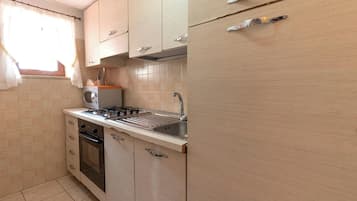 Fridge, microwave, stovetop, cookware/dishes/utensils