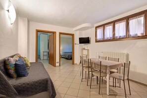 2 bedrooms, free WiFi, bed sheets - Apartment 'Casa Chicken - Mare, Monti E Bikers' with Mountain View, Shared Pool and Wi-Fi (Finale ligure)