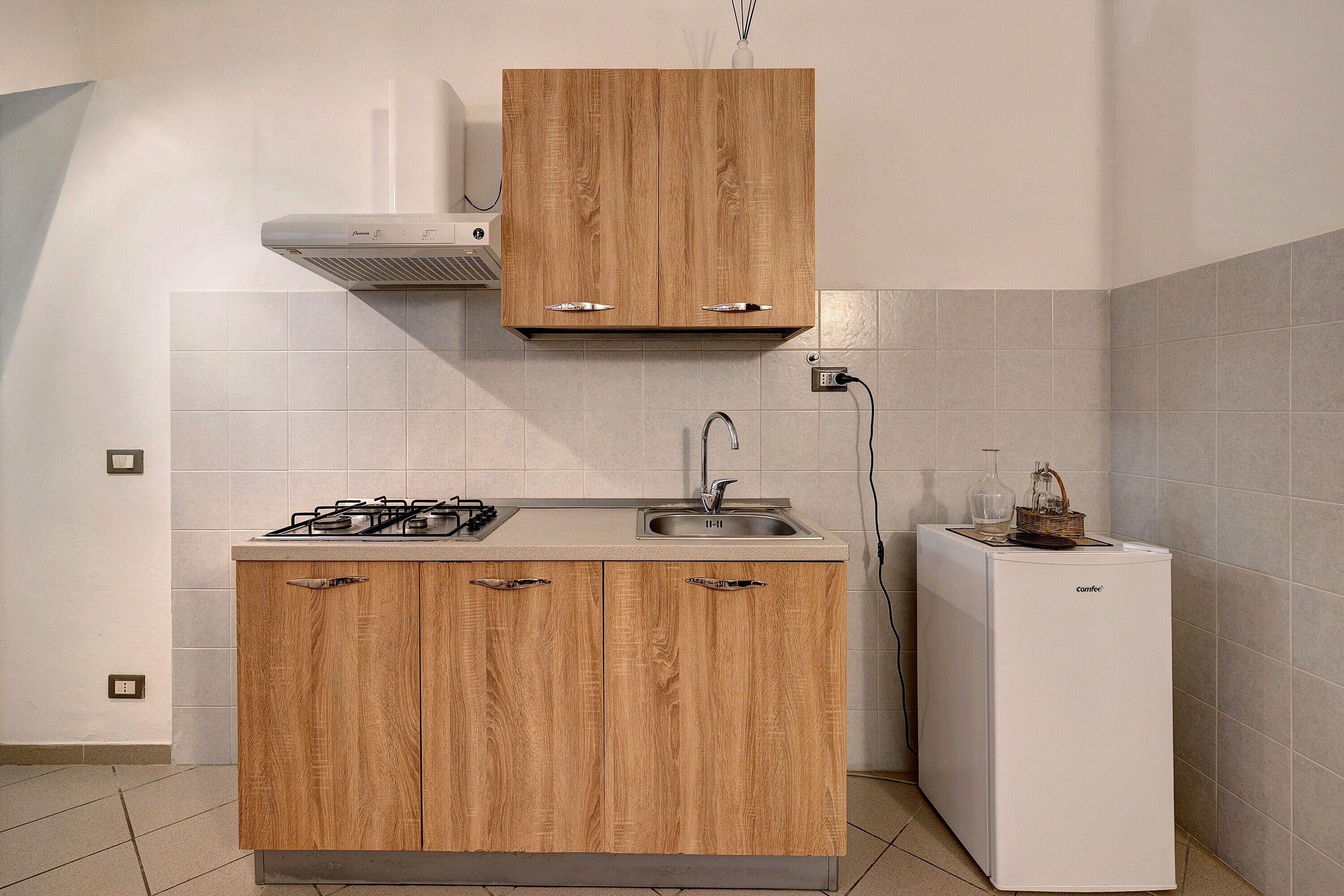 Frigorifero, piano cottura, lavastoviglie, tostapane