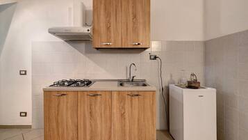 Frigorifero, piano cottura, lavastoviglie, tostapane