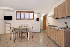 Kühlschrank, Herdplatte, Geschirrspüler, Toaster