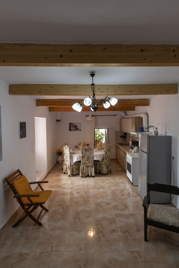 Fridge, oven, stovetop, coffee/tea maker