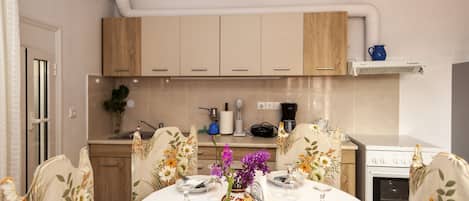 Fridge, oven, stovetop, coffee/tea maker