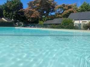 Outdoor pool, a heated pool - Cottage in the middle of a golf course, ideal for families or golfers (Ploemel)