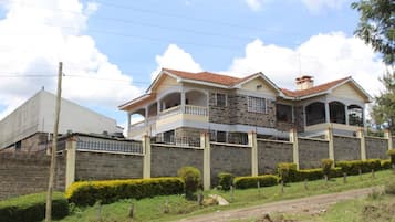 Vista frontal de la propiedad