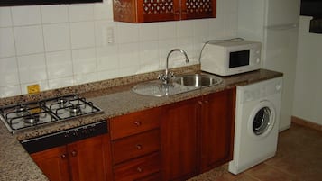 Refrigerador, microondas, placa de cocina, lavavajillas
