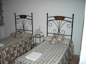 4 室のベッドルーム、アイロン / アイロン台、旅行用ベビーベッド、WiFi (無料)