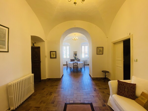 المنشأة من الداخل