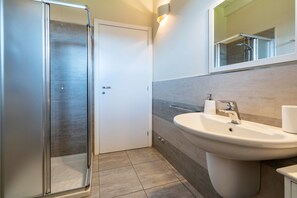 Shower, hair dryer, towels - Holiday Apartment Raffa with Balcony, Covered Terrace & Wi-Fi (puegnago del garda)