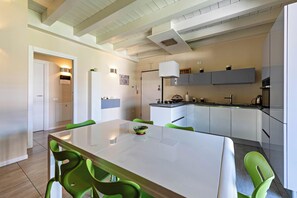 冷蔵庫、電子レンジ、オーブン、コンロ