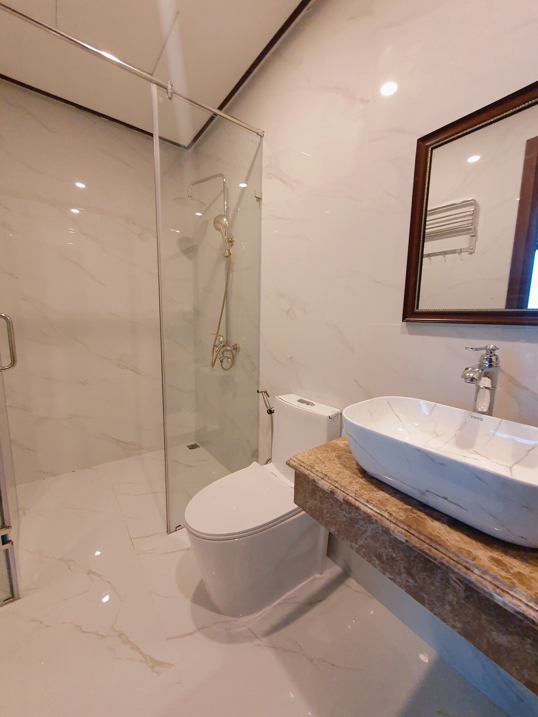 Dusche, Hydromassagedusche, Haartrockner, Hausschuhe