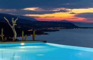 Premium Suite, 1 Bedroom, Private Pool, Sea View | 1 bilik tidur, peralatan tempat tidur premium, bar mini