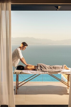 Premium bedding, minibar, in-room safe, individually decorated - Le Grand Bleu Resort (Xylokastro-Evrostina)