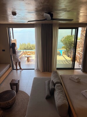 Premium Suite, 1 Bedroom, Terrace, Sea View | Ropa de cama de alta calidad, minibar, caja fuerte