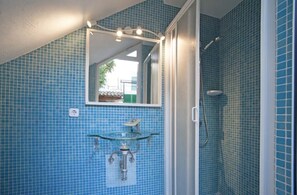 Bathtub, hair dryer, towels - Casa Can Alou, authentic Mallorquin house nestled in the village of Porto Colom (Felanitx)