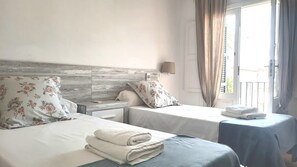 5 bedrooms, iron/ironing board, free WiFi, bed sheets - Casa Can Alou, authentic Mallorquin house nestled in the village of Porto Colom (Felanitx)