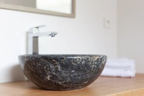 Een douche, een haardroger, handdoeken