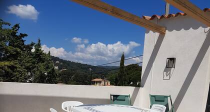 A 10 mn walk from the beach with view on the cap canaille house of 100 m2