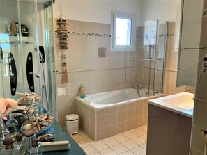 Combined shower/tub, hair dryer, towels, soap - 3300 m2 property, dominant view, 130 m2 lagoon pool and 4/6pers Jacuzzi (Cers)