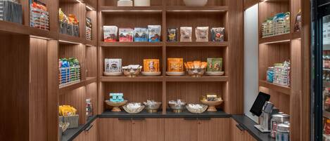 Een netjes georganiseerde provisiekast met planken vol verschillende soorten levensmiddelen en keukengerei.