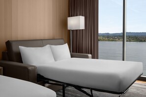 In-room safe, desk, iron/ironing board, free cots/infant beds - AC Hotel Vancouver Waterfront (Vancouver)