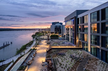 AC Hotel Vancouver Waterfront