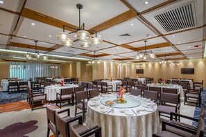 A hotel dining area with round tables, chairs, and pendant lighting. - Garrya Xian Lintong (Xi'an)