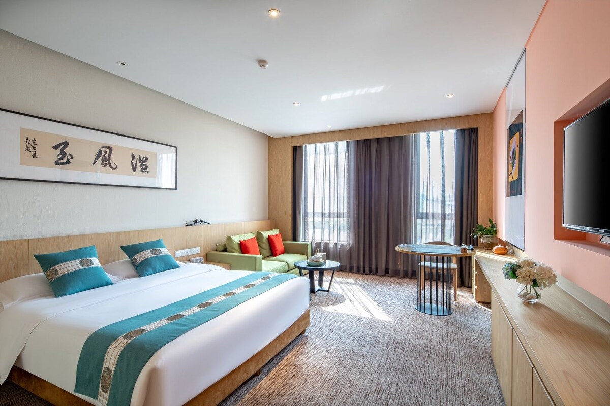 Room | In-room safe, desk, blackout drapes, soundproofing